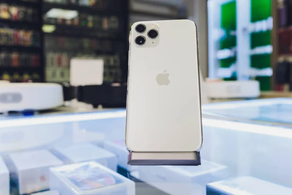 Ufa, Russia, 24 settembre, 2019: iPhone 11, 11 Pro e Pro Max vengono visualizzati come smartphone da Apple Computers va in vendita vista posteriore della tripla fotocamera . — Foto Stock