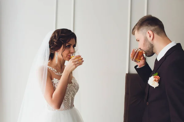 Sessão de fotos de casamento no estúdio a noiva eo noivo. — Fotografia de Stock