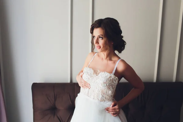 Modèles de mode Portrait avec Bouquet de fleurs, Belle femme mariée maquillage et coiffure, Studio fille tourné sur fond gris . — Photo