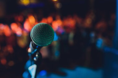 Konser salonu veya konferans odasındaki mikrofonu kapat.