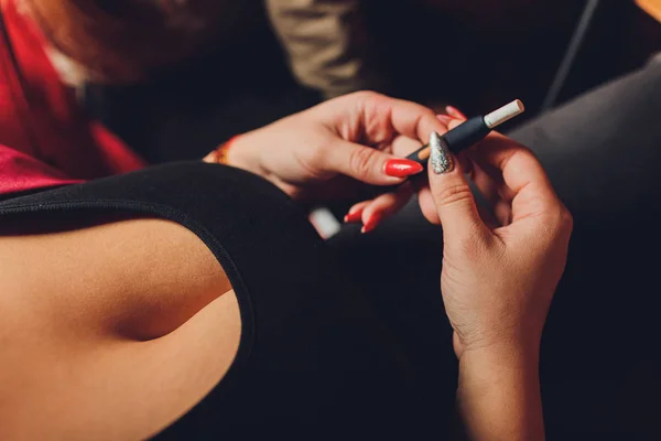 Technologie für hitzebeständige Tabakerzeugnisse. E-Zigarette vor dem Rauchen. — Stockfoto