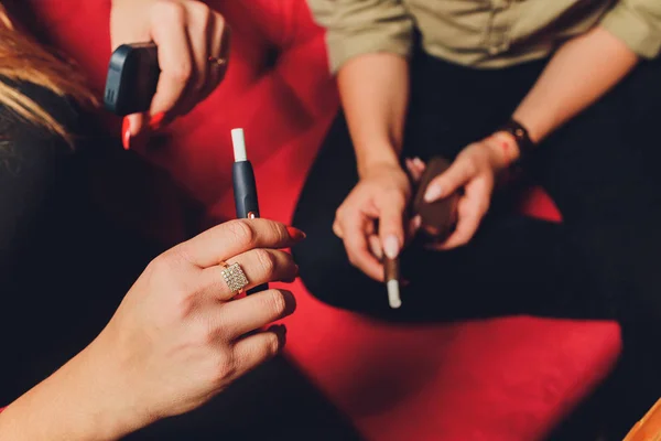 Технологія виробництва тютюнових виробів, що не спалюються. електронна сигарета перед курінням . — стокове фото