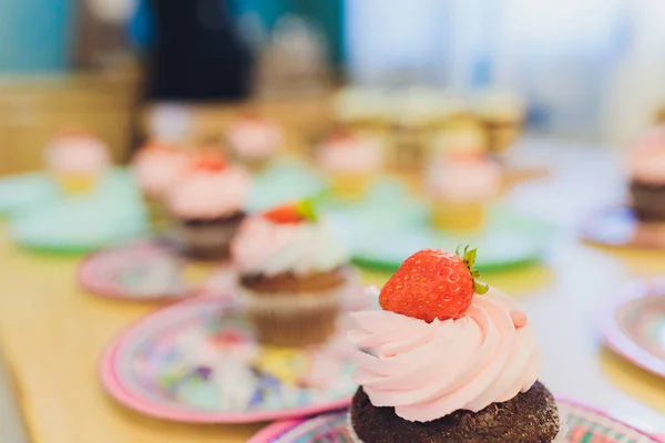 Γευστικό cupcake με μούρα στο τραπέζι σε κοντινό πλάνο. — Φωτογραφία Αρχείου