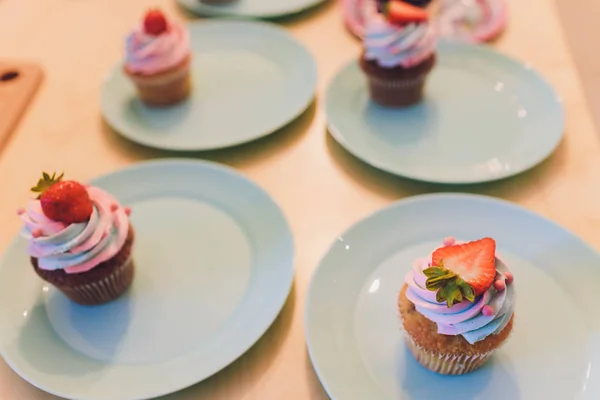 Délicieux cupcake aux baies sur la table close up . — Photo