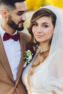 Şık mutlu gelin ve damat açık havada düğün resepsiyonda akşam ışığında büyük aşk kelime poz. Akşam parkında eğlenmek yeni evlilerin Muhteşem düğün çift.