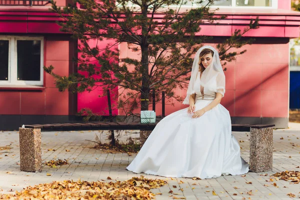 Sposa in posa in un parco verde ragazza in un abito bianco su uno sfondo di verde . — Foto Stock