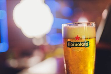 Ufa, Rusya, 1 Temmuz 2019: Heineken barmeni bir bardağa bira döktü.