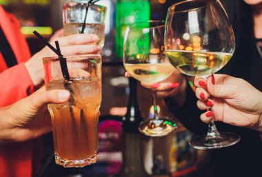 Bokeh arka plan önünde şarap veya şampanya ile bardak clinking insanların grup kadar çekim kapatın.