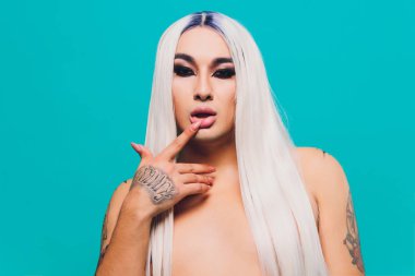 Renkli arka planda genç transseksüel kadın portresi.