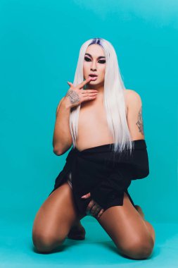 Renkli arka planda genç transseksüel kadın portresi.