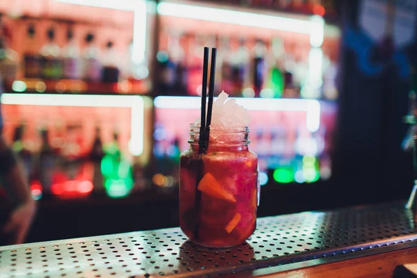 Un barista prepara un cocktail sul bancone del bar in marmo . — Foto Stock