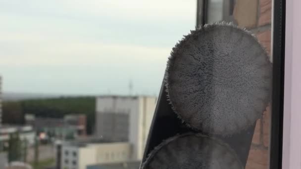 Aspirapolvere robot finestra di pulizia in alto edificio all'aperto . — Video Stock