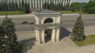 Gün batımında şehrin kapıları hava atış. Mavi gökyüzü bulutlu. Kişinev, Moldova.