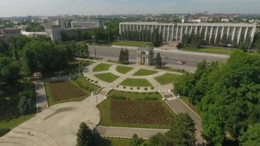 Gün batımında şehrin kapıları hava atış. Mavi gökyüzü bulutlu. Kişinev, Moldova.