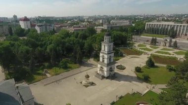 Gün batımında şehrin kapıları hava atış. Mavi gökyüzü bulutlu. Kişinev, Moldova.