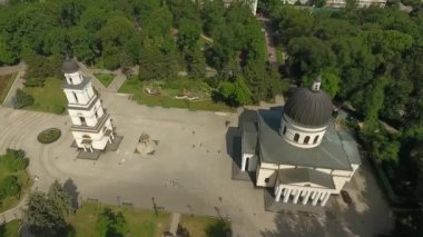 Gün batımında şehrin kapıları hava atış. Mavi gökyüzü bulutlu. Kişinev, Moldova.