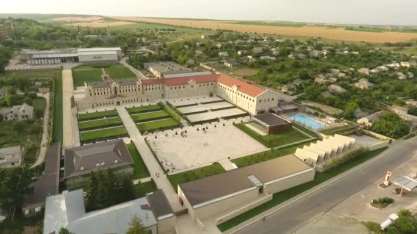 CHISINAU, MOLDOVA - 19 DE ABRIL DE 2019: Vista aérea de la catedral ortodoxa, Puente de Pacificadores, un nuevo parque, en el centro de la ciudad de Bendery, en el río Dniéster, en la separación Transnistria Pridnestrovian Moldavian — Vídeos de Stock