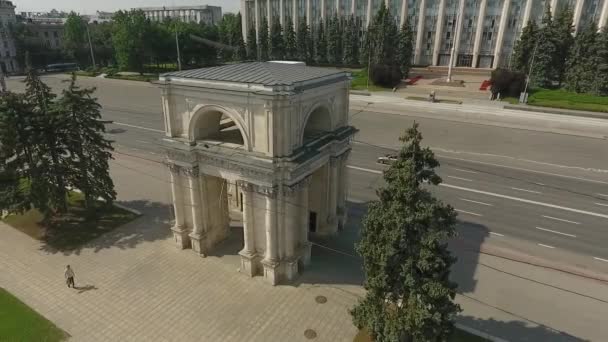 Letecký záběr brány města při západu slunce. Modrá obloha s mraky. Kišiněv, Moldavsko. — Stock video