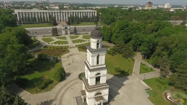 Gün batımında şehrin kapıları hava atış. Mavi gökyüzü bulutlu. Kişinev, Moldova. — Stok video