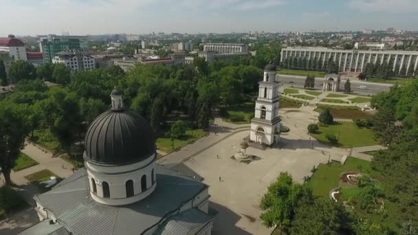 Foto aérea de Gates of the City al atardecer. Cielo azul con nubes. Chisinau, Moldavia . — Vídeos de Stock