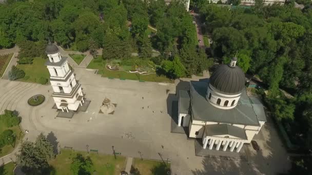 Antenn skott av utfärda utegångsförbud för av staden vid solnedgången. Blå himmel med moln. Chişinău, Moldavien. — Stockvideo