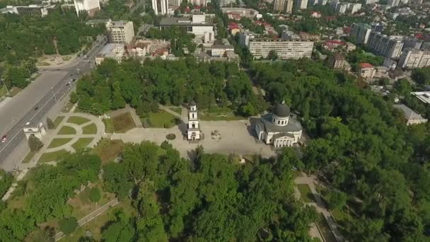 Tiro aéreo de Portões da Cidade ao pôr-do-sol. Céu azul com nuvens. Chisinau, Moldávia . — Vídeo de Stock