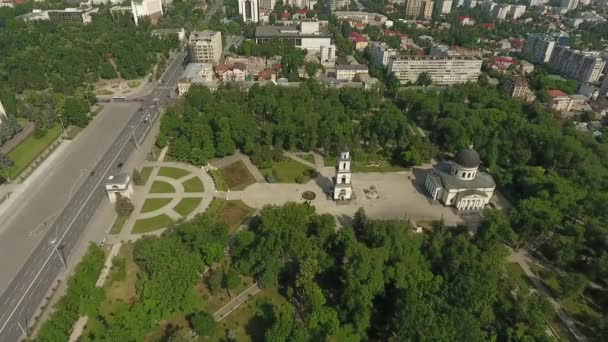 Zdjęcia lotnicze z bram miasta o zachodzie słońca. Błękitne niebo z chmurami. Chisinau, Mołdawia. — Wideo stockowe