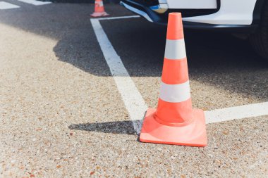 Bariyer. Geçit kapalı. Garaj yolu kapandı. Giriş yasaktır. Korunan ve kısıtlı alan, sınırlar. Asfalt kaldırımda yatan kırmızı ve beyaz çizgili beton yol bariyerleri.