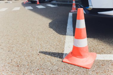 Bariyer. Geçit kapalı. Garaj yolu kapandı. Giriş yasaktır. Korunan ve kısıtlı alan, sınırlar. Asfalt kaldırımda yatan kırmızı ve beyaz çizgili beton yol bariyerleri.