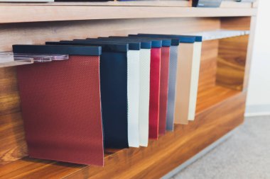 odak seçin, küpe el yapımı iplikten yapılmış güzel ve renkli renklerle el işi vardır. Ürünü yapmak için kullanılan ipliğin rengi vücudu süslemek için kullanılır köye satıldı.