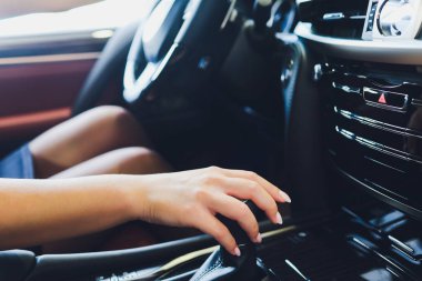 Direksiyon u tutan kadın. Ellere odaklanın.