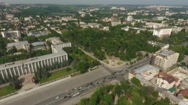 Gün batımında şehrin kapıları hava atış. Mavi gökyüzü bulutlu. Kişinev, Moldova.