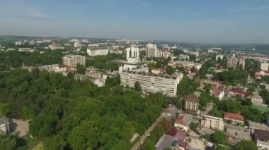 Gün batımında şehrin kapıları hava atış. Mavi gökyüzü bulutlu. Kişinev, Moldova.