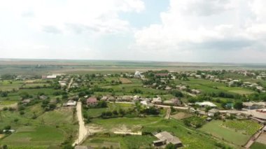 Gün batımında şehrin kapıları hava atış. Mavi gökyüzü bulutlu. Kişinev, Moldova.