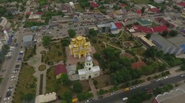 Gün batımında şehrin kapıları hava atış. Mavi gökyüzü bulutlu. Kişinev, Moldova.