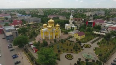 Gün batımında şehrin kapıları hava atış. Mavi gökyüzü bulutlu. Kişinev, Moldova.