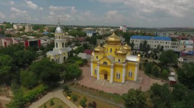 Gün batımında şehrin kapıları hava atış. Mavi gökyüzü bulutlu. Kişinev, Moldova.