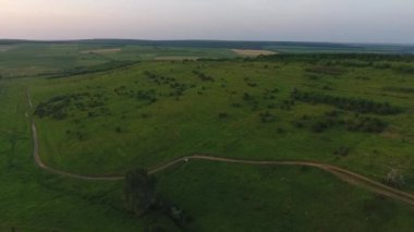 Gün batımında şehrin kapıları hava atış. Mavi gökyüzü bulutlu. Kişinev, Moldova.