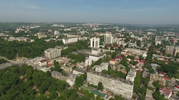 Légi felvétel a város, a naplemente. Kék ég, a felhők. Chisinau, Moldova. — Stock videók