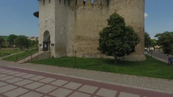 A Moldovai Köztársaság középkori erődítényére néző kilátás. — Stock videók