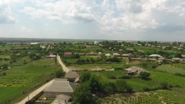 Luchtfoto van de poorten van de stad bij zonsondergang. Blauwe hemel met wolken. Chisinau, Moldavië. — Stockvideo