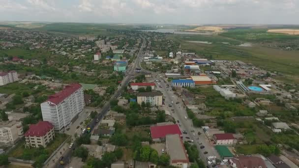 Antenn skott av utfärda utegångsförbud för av staden vid solnedgången. Blå himmel med moln. Chişinău, Moldavien. — Stockvideo