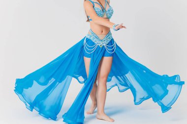 Mavili dansçı kız portresi. beyaz üzerine izole.