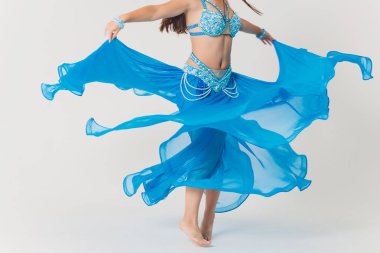 Mavili dansçı kız portresi. beyaz üzerine izole.