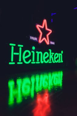 Ufa, Rusya, 1 Temmuz 2019: Heineken Logosu Heineken deneyimi, karanlık.