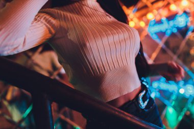 Kadın göğüsleri ve göğüs uçları beyaz kadın elbisesinin zarif yakasında. Sütyensiz, iç çamaşırsız ve iç çamaşırsız şehvetli bir gelinlik. Dişi göğsünün üzerindeki bağcıkların gölgesi.