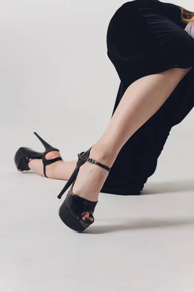 Närbild av skor för poledance med höga klackar på ben. — Stockfoto