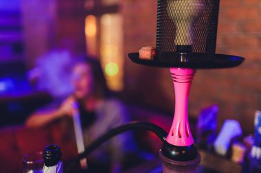 Kırmızı kömürlü Shisha nargile. Nefes alışından kıvılcımlar. Hindistan cevizi kömürü ve shisha dumanı ile modern nargile. Nargile ve kömürden kıvılcımlar.