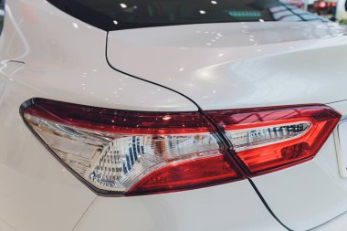 Araba detayı. Geceleri yeni bir stop lambası. Arabanın arka ışıkları, hibrit spor arabalarda. Gelişmiş araba arka fren lambası.