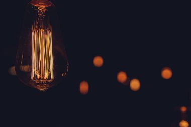 Işık dekoru. Retro ampul teli yakın. Aydınlandı..